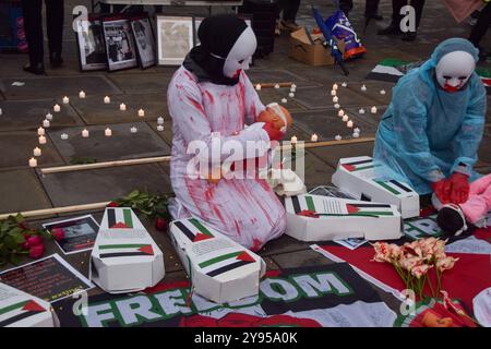 Londra, Regno Unito. 8 ottobre 2024. I sostenitori della Palestina organizzano una veglia in Piazza del Parlamento per oltre 41.000 persone uccise a Gaza nel primo anniversario della guerra Israele-Hamas, iniziata quando Hamas uccise e rapì israeliani al festival musicale Nova il 7 ottobre 2023. Crediti: Vuk Valcic/Alamy Live News Foto Stock