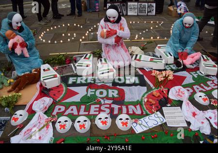 Londra, Regno Unito. 8 ottobre 2024. I sostenitori della Palestina organizzano una veglia in Piazza del Parlamento per oltre 41.000 persone uccise a Gaza nel primo anniversario della guerra Israele-Hamas, iniziata quando Hamas uccise e rapì israeliani al festival musicale Nova il 7 ottobre 2023. Crediti: Vuk Valcic/Alamy Live News Foto Stock