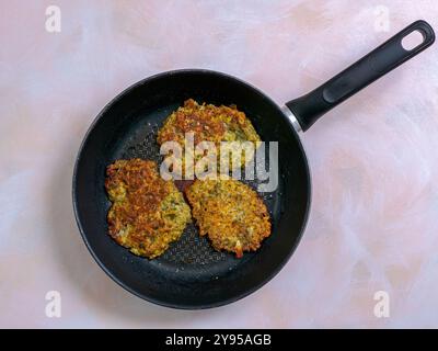 frittelle di patate in una padella, vista dall'alto, piatto di patate, vista dall'alto sfondo chiaro Foto Stock