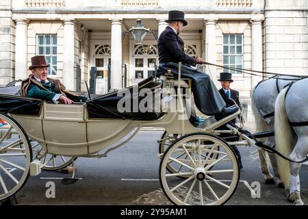 Un tradizionale pullman e cavalli parcheggiati nella High Street pubblicizza la grande riapertura dello storico White Hart Hotel, High Street, Lewes, Sussex, Regno Unito. Foto Stock