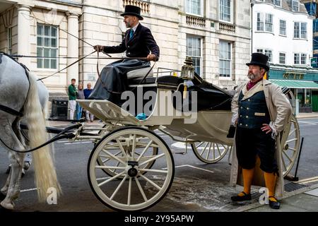 Un tradizionale pullman e cavalli parcheggiati nella High Street pubblicizza la grande riapertura dello storico White Hart Hotel, High Street, Lewes, Sussex, Regno Unito. Foto Stock