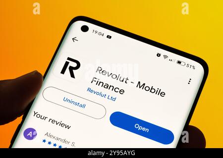 Revolut - applicazione Mobile Finance visualizzata sullo schermo dello smartphone, con le opzioni per aprire o disinstallare l'app in Google Play Store. Stafford, United K Foto Stock