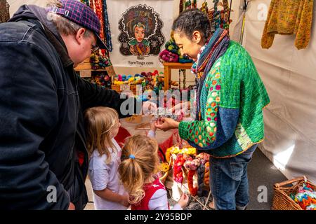 Bambini che guardano Un'esposizione di prodotti in lana all'Annual Sheep Drive & Livery Fair, Southwark Bridge, Londra, Regno Unito. Foto Stock