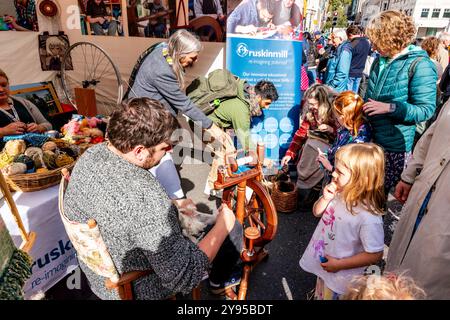 I bambini potranno assistere A Una dimostrazione di filatura della lana all'Annual Sheep Drive & Livery Fair, Southwark Bridge, Londra, Regno Unito. Foto Stock