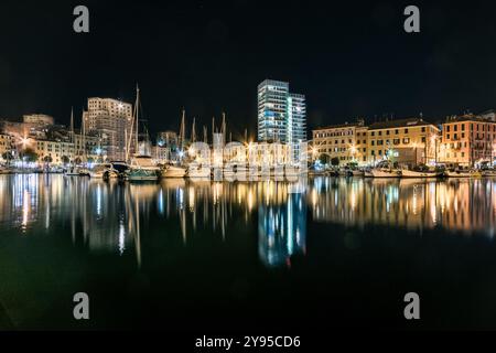 Il porto medievale di Savona, con le sue vecchie e nuove torri di notte. Foto Stock