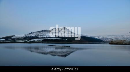 Guardando attraverso il bacino idrico di Dovestone a Saddleworth fino a Alderman's Hill. La Long Lane Drovers Road segue il muro orizzontale sotto Alderman's Brow. Foto Stock