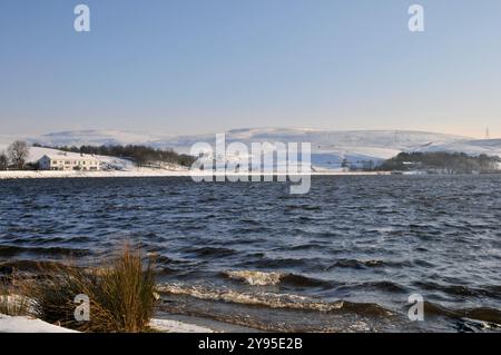 Guardando oltre il lago Hollingworth, in una giornata fredda e ventosa, verso Clegg Moor e Blackstone Edge. Foto Stock