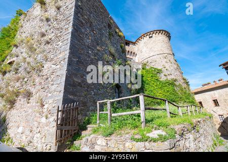 Ampia vista del castello medievale di Malaspina nella storica cittadina di Fosdinovo, nel nord della Toscana, Italia. Foto Stock