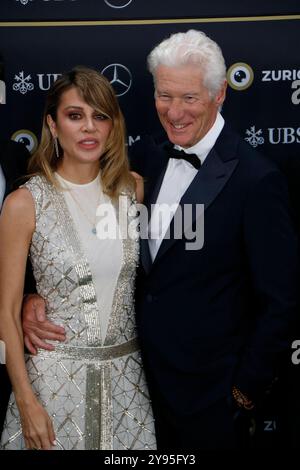Richard Gere mit Ehefrau Alejandra Silva / Weltpremiere des Dokumentarfilms saggezza della felicità / 20. Zürcher Filmfestival / Zürich / 08. 10. 2024 *** Richard Gere con la moglie Alejandra Silva prima mondiale del documentario Wisdom of Happiness 20 Zurich Film Festival Zurich 08 10 2024 Foto Stock