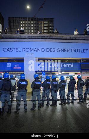 Roma, Italia. 8 ottobre 2024. Una linea di polizia in equipaggiamento antisommossa fuori dalla fermata della metropolitana EUR fermi in occasione della manifestazione degli studenti dei collettivi a sostegno della causa palestinese contro le imprese che collaborano con Israele riunite alla conferenza "Cybertech Europe 2024" a Roma. Alcune decine di studenti appartenenti ai Collettivi studenti per la Palestina avevano espresso l'intenzione di marciare di fronte al Centro Congressi Fuksas Nuvola, dove si sta svolgendo la conferenza 'Cybertech Europe 2024', con la partecipazione di alcune aziende che hanno partecipato a Foto Stock