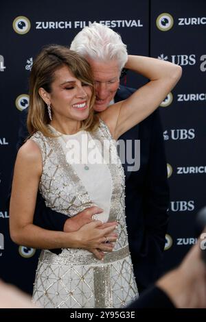 Richard Gere mit Ehefrau Alejandra Silva / Weltpremiere des Dokumentarfilms saggezza della felicità / 20. Zürcher Filmfestival / Zürich / 08. 10. 2024 *** Richard Gere con la moglie Alejandra Silva prima mondiale del documentario Wisdom of Happiness 20 Zurich Film Festival Zurich 08 10 2024 Foto Stock