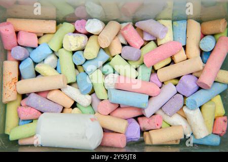 Un primo piano di vari pezzi di gesso color pastello in diverse forme e dimensioni. Ideale per progetti educativi, creativi o artistici. Foto Stock