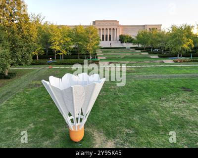 uccellino gigante di fronte al vecchio museo Foto Stock