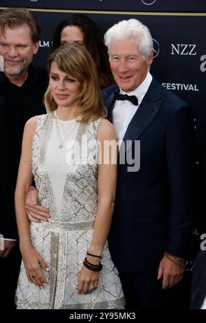 Richard Gere mit Ehefrau Alejandra Silva / Weltpremiere des Dokumentarfilms saggezza della felicità / 20. Zürcher Filmfestival / Zürich / 08. 10. 2024 *** Richard Gere con la moglie Alejandra Silva prima mondiale del documentario Wisdom of Happiness 20 Zurich Film Festival Zurich 08 10 2024 Foto Stock
