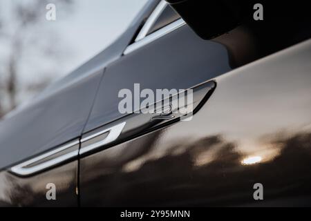 Vinnitsa, Ucraina - 22 gennaio 2024: Primo piano del badge VW Arteon R-Line su un elegante esterno nero Foto Stock