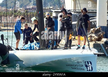 PPL PHOTO AGENCY - COPYRIGHT RISERVATO Coppa America 2024 - Barcellona, Spagna Swedish Challenge by Artemis Tech.: La barca, l'equipaggio e il supporto che entra nel porto CREDITO FOTOGRAFICO: © Alexander Panzeri/PPL Foto Stock