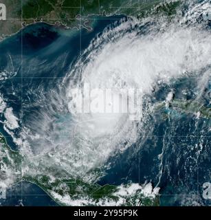 Golfo del Messico, Stati Uniti. 8 ottobre 2024. La vista diurna dell'uragano Milton, attualmente un catastrofico uragano di categoria 5 con venti di 165 mph, continua ad attraversare il Golfo del Messico diretto verso la Florida, mostrato sul satellite GOES-East alle 20:50 GMT dell'8 ottobre 2024 al largo della costa dell'Avana. Credito: GOES-East/NOAA/Alamy Live News Foto Stock