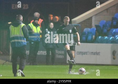 L'arbitro Stephen Parkinson (arbitro della partita) tenta di fare il keick durante la pausa in gioco a causa della pioggia durante la partita del Trofeo EFL tra Peterborough e Stevenage a London Road, Peterborough, martedì 8 ottobre 2024. (Foto: Kevin Hodgson | mi News) crediti: MI News & Sport /Alamy Live News Foto Stock