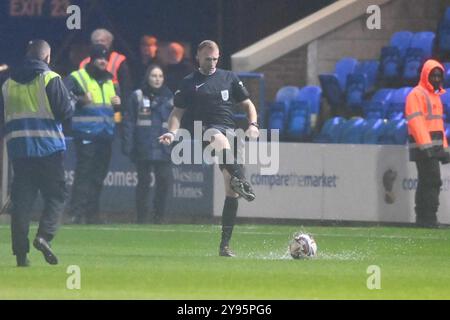 L'arbitro Stephen Parkinson (arbitro della partita) tenta di fare il keick durante la pausa in gioco a causa della pioggia durante la partita del Trofeo EFL tra Peterborough e Stevenage a London Road, Peterborough, martedì 8 ottobre 2024. (Foto: Kevin Hodgson | mi News) crediti: MI News & Sport /Alamy Live News Foto Stock