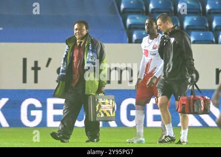 Ken Aboh (27 Stevenage) lascia il campo dopo una collisione in box durante l'EFL Trophy match tra Peterborough e Stevenage a London Road, Peterborough, martedì 8 ottobre 2024. (Foto: Kevin Hodgson | mi News) crediti: MI News & Sport /Alamy Live News Foto Stock