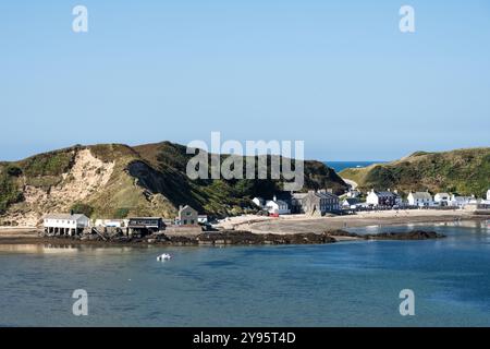 Le persone si rilassano sulla spiaggia di Porthdinllaen a Morfa Nefyn sulla penisola di Llyn nel Galles del Nord. Foto Stock