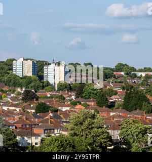 Il paesaggio urbano suburbano di Shirehampton nel nord-ovest di Bristol, in Inghilterra, che comprende grattacieli e case semi-indipendenti. Foto Stock