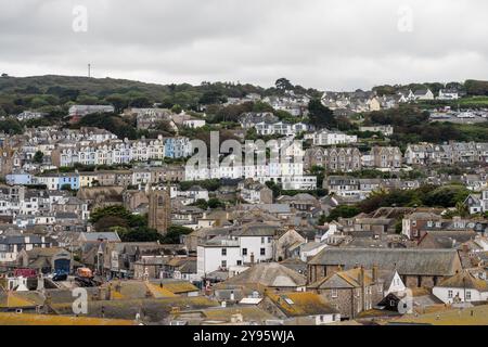 Le case fiancheggiano la collina della città di St Ives in Cornovaglia, Inghilterra. Foto Stock