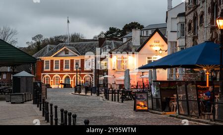 La Custom House è illuminata al crepuscolo sul molo di Exeter nel Devon. Foto Stock