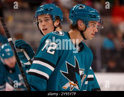 San Jose, Stati Uniti. 22 settembre 2024. Macklin Celebrini dei San Jose Sharks (71) e William Eklund (72) sul ghiaccio prima di affrontare i Vegas Golden Knights nel terzo periodo di una partita di pre-stagione al SAP Center di San Jose, California, il 22 settembre 2024. (Foto di Nhat V. Meyer/Bay area News Group/TNS/Sipa USA) credito: SIPA USA/Alamy Live News Foto Stock