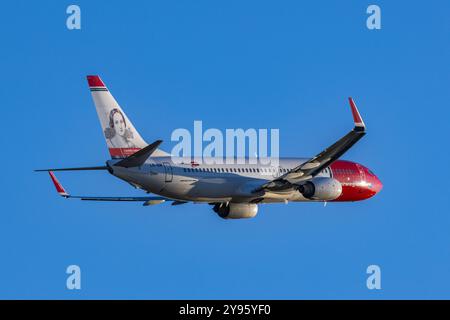 Boeing 737 MAX Takinf norvegese dall'aeroporto di Helsinki Foto Stock