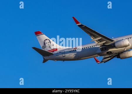 Boeing 737 MAX Takinf norvegese dall'aeroporto di Helsinki Foto Stock