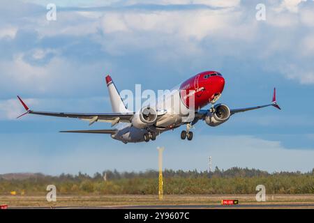 Boeing 737 MAX Takinf norvegese dall'aeroporto di Helsinki Foto Stock