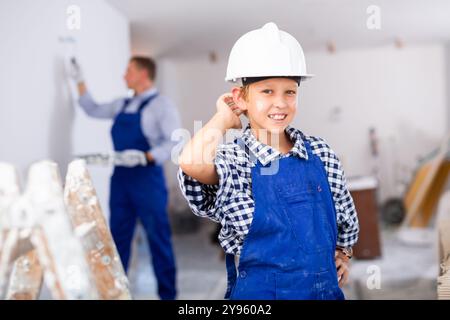 Ritratto di ragazzo sorridente con tuta blu Foto Stock