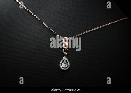 Un classico braccialetto da tennis in oro bianco impreziosito da scintillanti diamanti su sfondo scuro. Ideale per collezioni di moda di lusso e nuziali Foto Stock