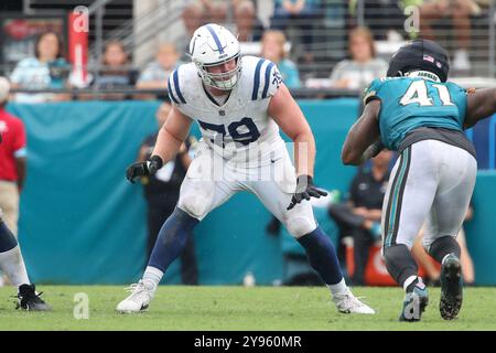 Jacksonville, FLA, Stati Uniti. 6 ottobre 2024. L'offensive tackle degli Indianapolis Colts Bernhard Raimann (79) guarda un rusher mentre protegge la tasca nella partita tra gli Indianapolis Colts e i Jacksonville Jaguars all'EverBank Stadium di Jacksonville, Flag. Peter Joneleit/CSM/Alamy Live News Foto Stock