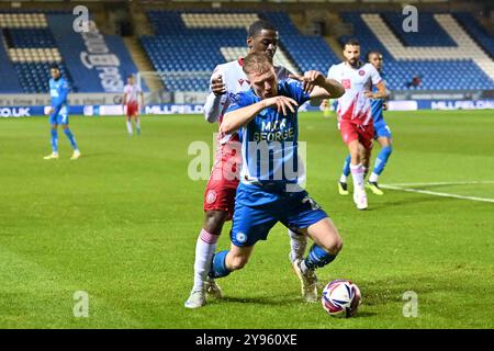 Ken Aboh (27 Stevenage) sfida Jack Sparkes (21 Peterborough United) durante l'EFL Trophy match tra Peterborough e Stevenage a London Road, Peterborough, martedì 8 ottobre 2024. (Foto: Kevin Hodgson | mi News) crediti: MI News & Sport /Alamy Live News Foto Stock