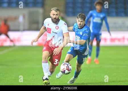 Dan Butler (3 Stevenage) sfidato da Cian Hayes (18 Peterborough United) durante l'EFL Trophy match tra Peterborough e Stevenage a London Road, Peterborough, martedì 8 ottobre 2024. (Foto: Kevin Hodgson | mi News) crediti: MI News & Sport /Alamy Live News Foto Stock