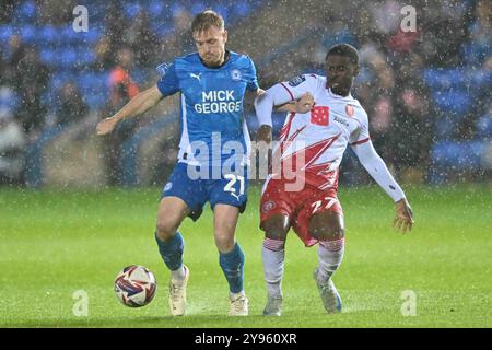 Jack Sparkes (21 Peterborough United) sfidato da Ken Aboh (27 Stevenage) durante l'EFL Trophy match tra Peterborough e Stevenage a London Road, Peterborough, martedì 8 ottobre 2024. (Foto: Kevin Hodgson | mi News) crediti: MI News & Sport /Alamy Live News Foto Stock