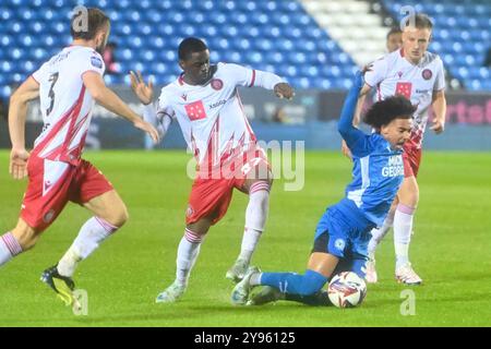 Tyler Young (38 Peterborough) sfidato da Ken Aboh (27 Stevenage) durante l'EFL Trophy match tra Peterborough e Stevenage a London Road, Peterborough, martedì 8 ottobre 2024. (Foto: Kevin Hodgson | mi News) crediti: MI News & Sport /Alamy Live News Foto Stock