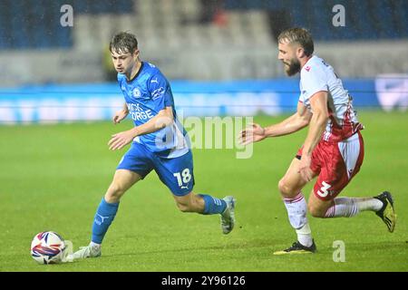 Cian Hayes (18 Peterborough United) sfidato da Dan Butler (3 Stevenage) durante l'EFL Trophy match tra Peterborough e Stevenage a London Road, Peterborough, martedì 8 ottobre 2024. (Foto: Kevin Hodgson | mi News) crediti: MI News & Sport /Alamy Live News Foto Stock