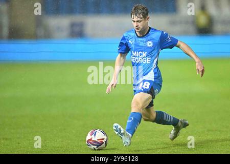 Cian Hayes (18 Peterborough United) controlla il pallone durante il match EFL Trophy tra Peterborough e Stevenage a London Road, Peterborough, martedì 8 ottobre 2024. (Foto: Kevin Hodgson | mi News) crediti: MI News & Sport /Alamy Live News Foto Stock