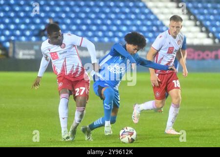 Tyler Young (38 Peterborough) sfidato da Ken Aboh (27 Stevenage) durante l'EFL Trophy match tra Peterborough e Stevenage a London Road, Peterborough, martedì 8 ottobre 2024. (Foto: Kevin Hodgson | mi News) crediti: MI News & Sport /Alamy Live News Foto Stock