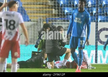 Ken Aboh (27 Stevenage) riceve cure mediche durante il match EFL Trophy tra Peterborough e Stevenage a London Road, Peterborough, martedì 8 ottobre 2024. (Foto: Kevin Hodgson | mi News) crediti: MI News & Sport /Alamy Live News Foto Stock