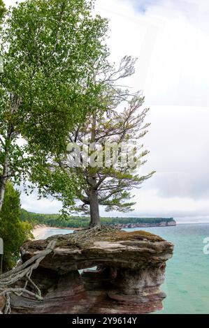 Fotografia panoramica di Chapel Rock lungo la riva del lago superiore, Pictured Rocks National Lakeshore, scattata in un viaggio con zaino in spalla ad agosto. Foto Stock