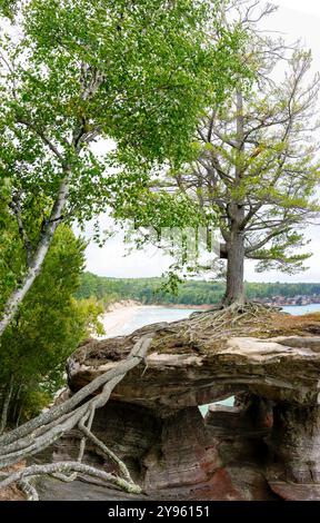 Fotografia panoramica di Chapel Rock lungo la riva del lago superiore, Pictured Rocks National Lakeshore, scattata in un viaggio con zaino in spalla ad agosto. Foto Stock