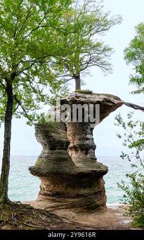 Fotografia panoramica di Chapel Rock lungo la riva del lago superiore, Pictured Rocks National Lakeshore, scattata in un viaggio con zaino in spalla ad agosto. Foto Stock