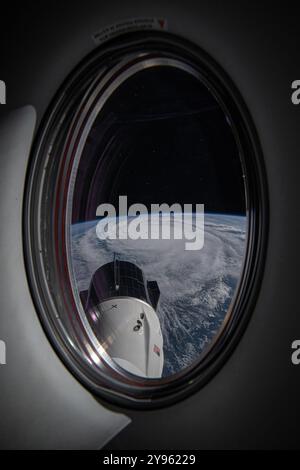 Golfo del Messico, Stati Uniti. 8 ottobre 2024. Vista dell'uragano Milton dalla finestra della capsula spaziale Crew Dragon Endeavour ancorata alla stazione spaziale Internazionale, 8 ottobre 2024 al largo della costa di Merida, Messico. L'uragano Milton, attualmente un catastrofico uragano di categoria 5 con venti di 175 km/h, si muove attraverso il Golfo del Messico in direzione della Florida. Crediti: Matthew Dominick/NASA Photo/Alamy Live News Foto Stock