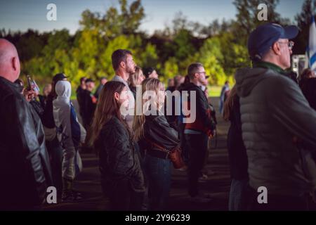 Una folla di partecipanti partecipa alla dimostrazione allo Sherman Campus. Le comunità ebraiche di tutto il mondo hanno segnato il 7 ottobre, il giorno più letale per il popolo ebraico dall'Olocausto. La UJA (United Jewish Appeal) Federation ha organizzato il "7 ottobre: Segna un anno" a Toronto, Canada, con membri della comunità, alleati e persone care degli ostaggi per condividere storie, candele luminose e stare insieme, per piangere gli assassinati e onorare i sopravvissuti. Foto Stock