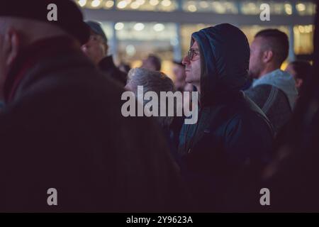 Una folla di partecipanti partecipa alla dimostrazione allo Sherman Campus. Le comunità ebraiche di tutto il mondo hanno segnato il 7 ottobre, il giorno più letale per il popolo ebraico dall'Olocausto. La UJA (United Jewish Appeal) Federation ha organizzato il "7 ottobre: Segna un anno" a Toronto, Canada, con membri della comunità, alleati e persone care degli ostaggi per condividere storie, candele luminose e stare insieme, per piangere gli assassinati e onorare i sopravvissuti. Foto Stock