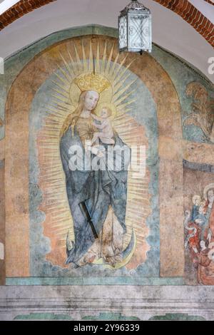 La Vergine Maria con Gesù bambino in gloria. Un affresco murale nel convento francescano vicino alla Basilica di San Francesco d'Assisi a Kraków, Polonia. Foto Stock